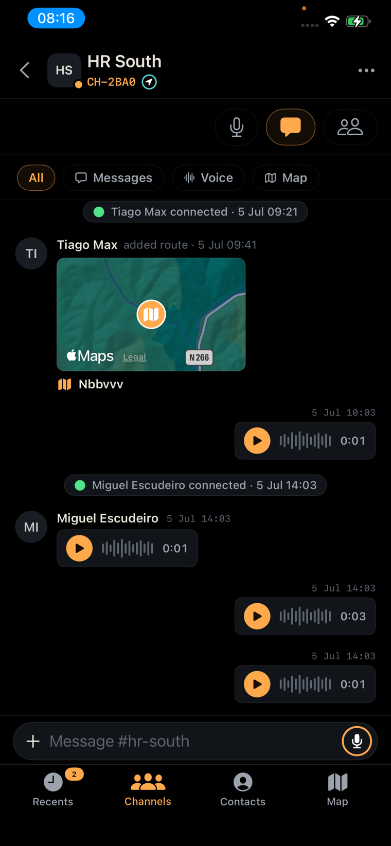 Feed del canal con una ruta compartida, notas de voz y mensajes