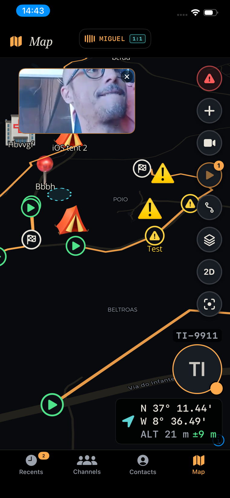 Mapa en directo con una transmisión de vídeo en primera persona fijada en él, junto a rutas y marcadores del equipo