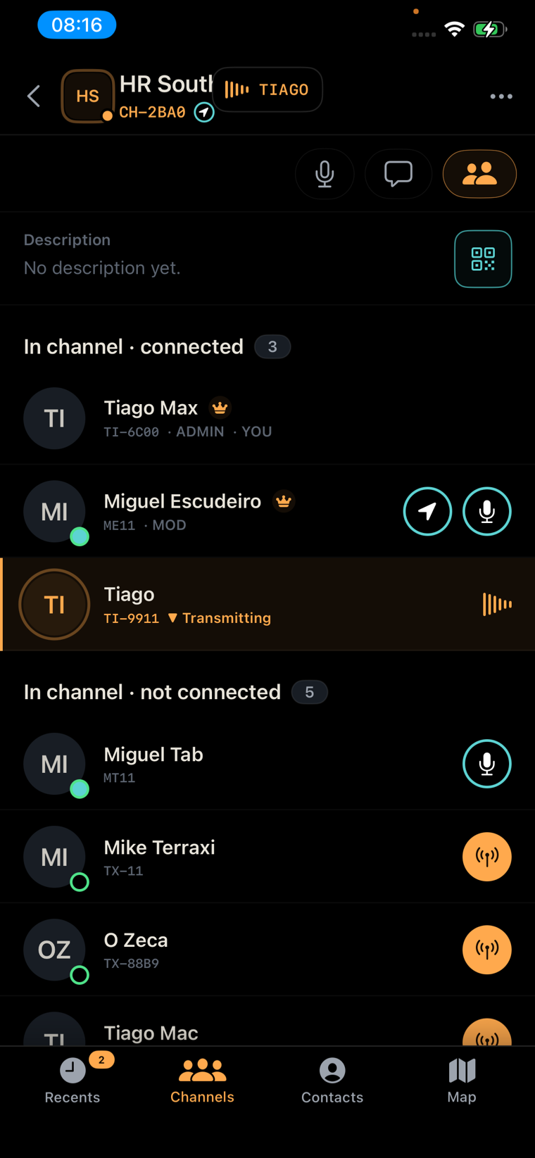 Lista de miembros del canal que muestra quién está transmitiendo, roles y presencia