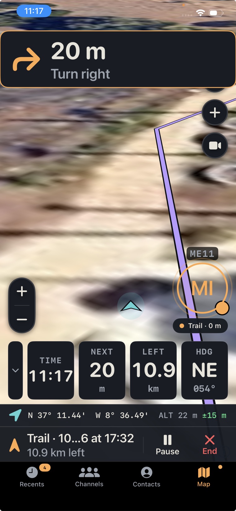 Navegación paso a paso sobre terreno 3D por satélite con un HUD de rumbo y distancia